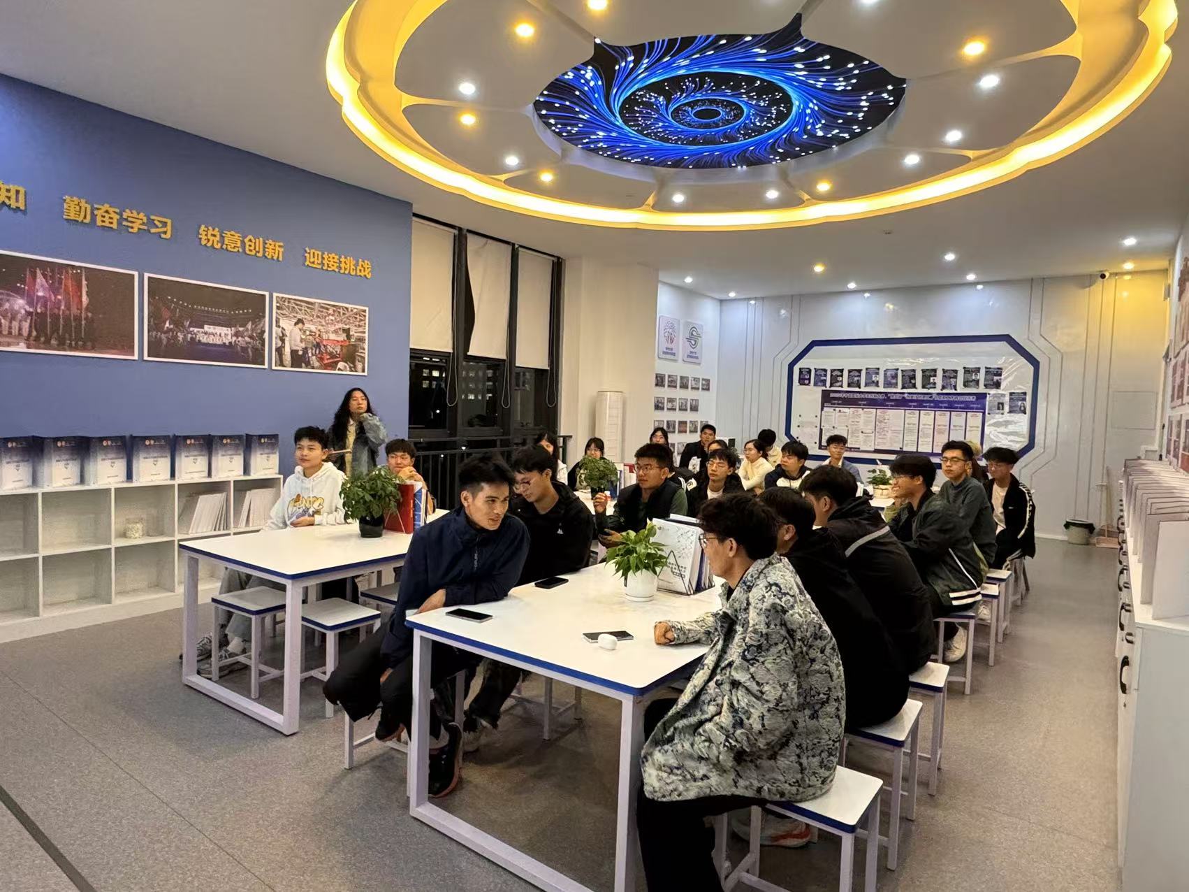 参与活动听讲的同学-20241103004642-byv0v8j.jpg